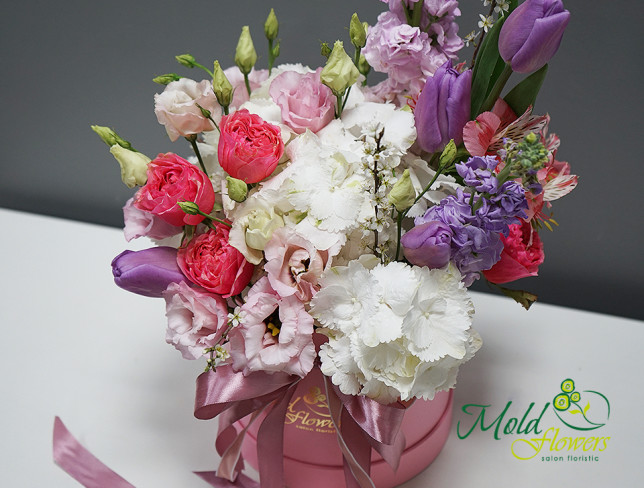 Box with white hydrangea and roses photo